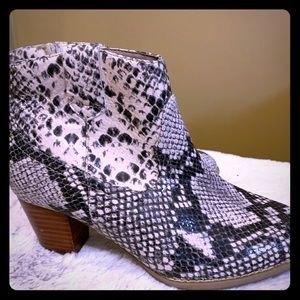 New Vionic 7.5 W snake print boot